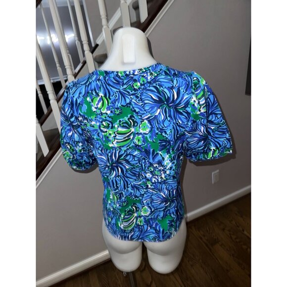 Lilly Pulitzer Rhett Knit Top Abaco Blue in Turtle Awe Blue Print Tee Size Med - Picture 3 of 3
